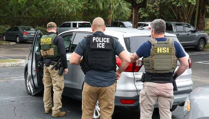 La directora interina del ICE Boston afirmó que la agencia "no permanecerá de brazos cruzados" ante los migrantes que "infringen la ley"