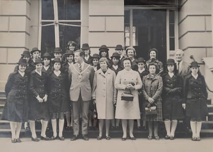 La directora junto a un grupo de alumnas de secundaria durante el primer viaje a Europa organizado por colegio, en 1971