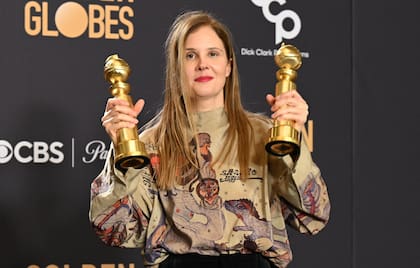 La directora  Justine Triet posa en los Globos de Oro, en enero último, con sus dos premios, mejor guion y mejor película en idioma no inglés por Anatomía de una caída