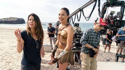 La directora Patty Jenkins y la actriz Gal Gadot, en pleno rodaje de La Mujer Maravilla