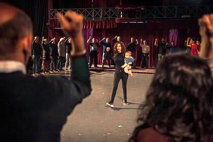 La directora vocal Ana Schwarzberg imparte indicaciones con su bebé en brazos