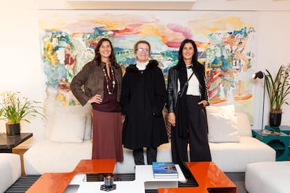 La directora y la jefa de redacción de la revista Living, Mariana Kratochwil e Inés Marini, posan con Daniela Mac Adden, directora de fotografía de D&D.