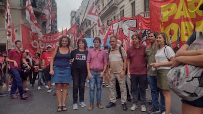 La dirigencia del Frente de Izquierda-Unidad en la plaza del Congreso.