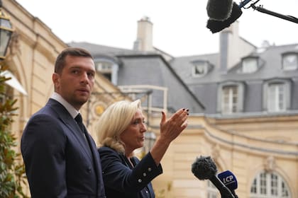La dirigente derechista francesa Marine Le Pen con el presidente del partido Agrupación Nacional, Jordan Bardella