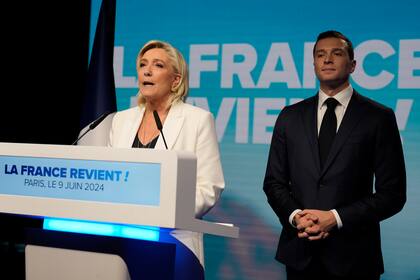 La dirigente ultraderechista sa Marine Le Pen pronuncia un discurso acompañada del líder del partido ultraderechista Agrupación Nacional, Jordan Bardella, en París, el 9 de junio del 2024. . (Foto AP /Lewis Joly)