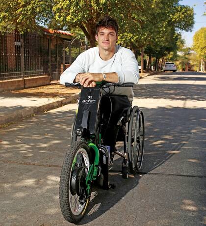 La discapacidad nunca fue un obstáculo para Gustavo, que no sabe lo que es rendirse: de chico jugaba al fútbol con el pecho apoyado en una patineta.