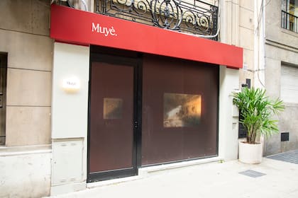 La discreta entrada del restaurante, sobre la calle Ayacucho