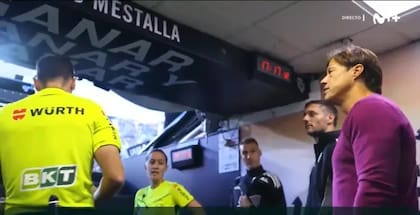 La discusión entre Almeyda, el árbitro y la asistente, el último domingo, en el partido entre Valencia y Sevilla