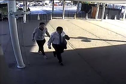 La discusión entre el exvicegobernador Gabriel Mariotto y un joven en Ezeiza quedó registrada por las cámaras de seguridad del aeropuerto