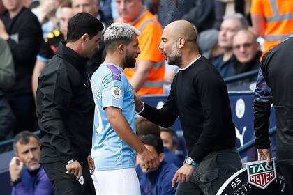 La discusión Guardiola-Agüero, en plena cancha.