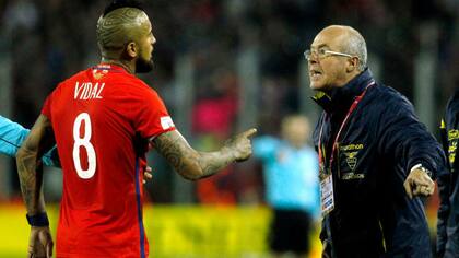 La discusión por la dura entrada del delantero Vidal a Ibarra