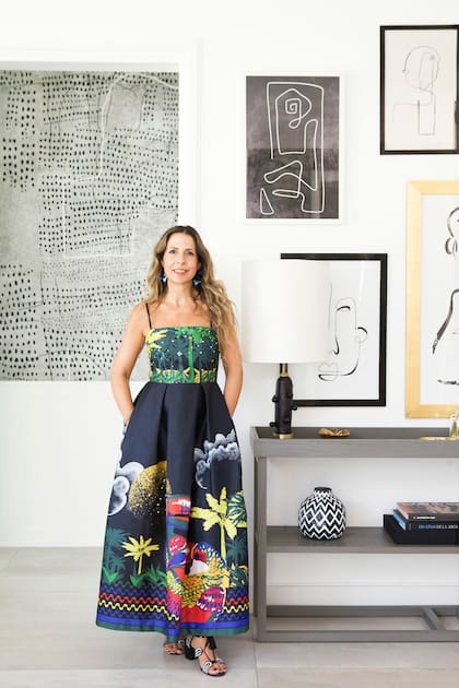 La diseñadora Agustina Cerato nos invita a recorrer esta casa que hizo pasar del blanco total a la riqueza de detalles.