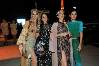 La diseñadora Anushka Elliot y sus amigas, Clara Cao, Malena Bollini y Victoria Aldamondo, todas con diseños especialmente diseñados para la ocasión.