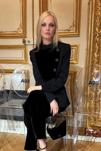 La diseñadora argentina Sofía
Achával de Montaigu en el desfile de
Armani Privé, en la mansión privada
que Giorgio Armani tiene en el exclusivo
distrito del Triangle d’Or, pleno corazón
de París. Para la ocasión, eligió un look
total black en terciopelo negro compuesto
por un saco de cuello cerrado y botonadura
asimétrica y pantalón.