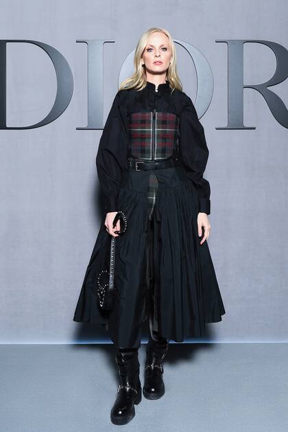 La diseñadora argentina Sofía Achával de Montaigu en Dior, con un equipo que jugaba con las superposiciones y los volúmenes en negro y tartán.