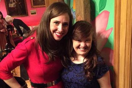 La diseñadora Carrie Hammer y la modelo Jamie Brewer, juntas