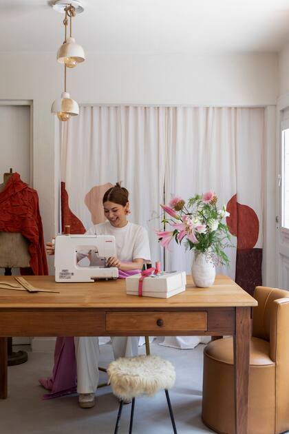 La diseñadora Clara Salvo, de Amado Atelier, en su máquina de coser.