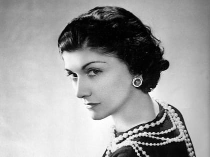 La diseñadora Coco Chanel y su icónica melena corta con ondulaciones que mantuvo por el resto de su vida ya que era el estilo que según ella, “mejor la representaba”.