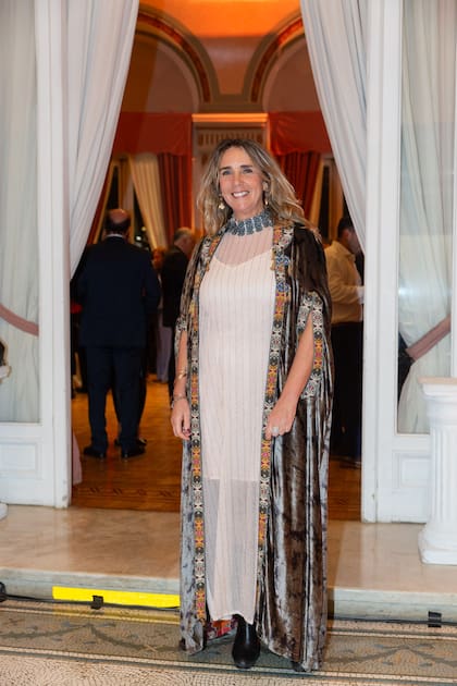 La diseñadora de interiores, Milagros Resta, deslumbró con una capa de la colección 25 años de Rapsodia y un vestido de la firma Anushka Elliott.