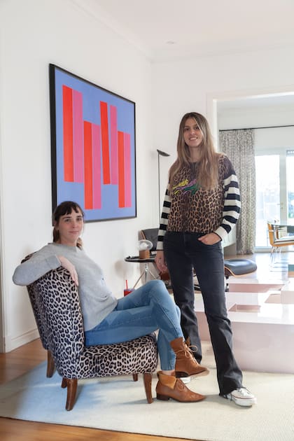 La diseñadora de interiores Sol Larrosa (de pie) junto a la dueña de casa.