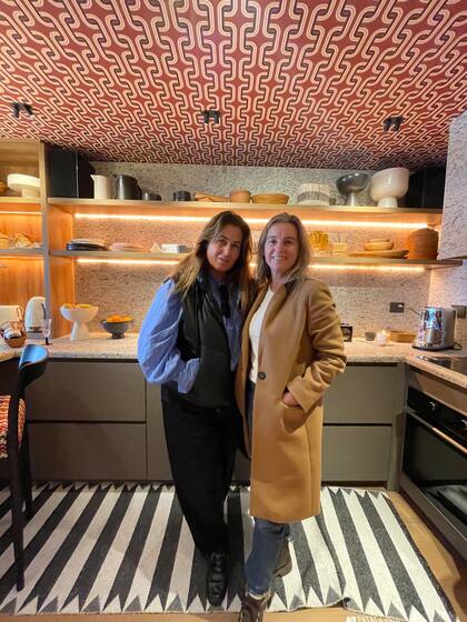 La diseñadora de interiores Victoria García Baltar (izq.) de visita en el departamento a cargo de Concepto Fusión, junto a la especialista en iluminación Verónica Bullrich, a cargo del diseño de iluminación del espacio.