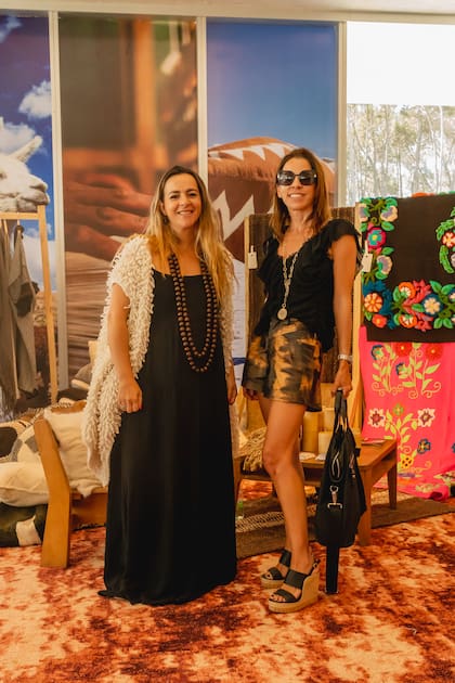 La diseñadora de textiles Magdalena Sánchez de Bustamante e Inés Etchebarne Mihanovich, presidente de la Asociación de Amigos del Moderno.