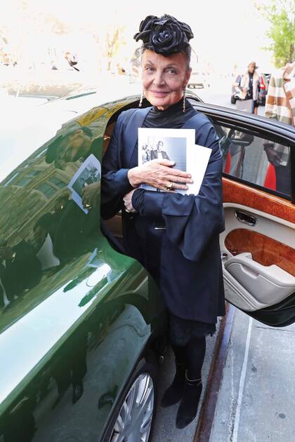 La diseñadora Diane von Fürstenberg, con vestido de encaje
y kimono de seda, tocado con velo de red y tres flores y anteojos con
detalles de carey.