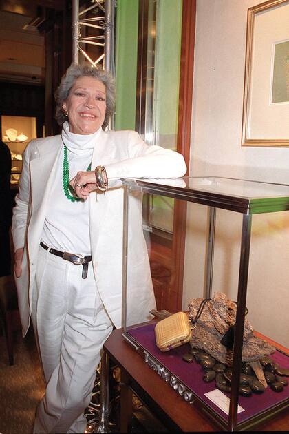 La diseñadora en la tienda Tiffany de
París, en 2001.