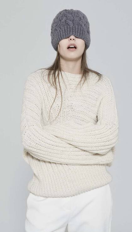 La diseñadora ensambla técnicas ancestrales y materiales nobles