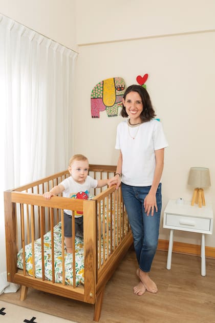 La diseñadora fue armando la habitación de su hijo de a poco: además de libros y juguetes, colgó un cuadro de Milo Lockett que su padre, Benito Fenández, le regaló cuando vivían juntos.