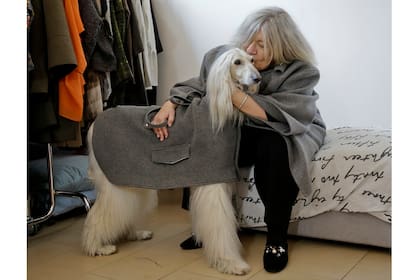La diseñadora Giovanna Temellini besa a su perro Ulisse, un galgo afgano, vestido con un abrigo de invierno