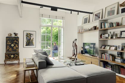 La diseñadora Gloria Bieule colaboró en la selección de muebles que favorecen la fluidez de una circulación sin interrupciones. Mueble oriental (Duveen), xilografía de Albino Fernández y escultura en madera de Nelly Schneider.