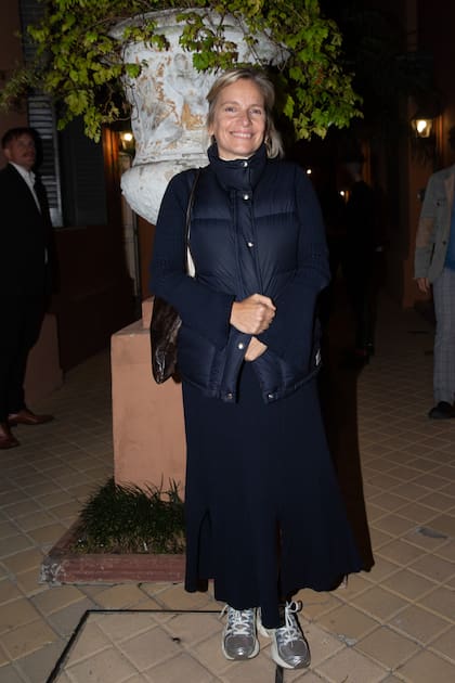 La diseñadora Jazmín Chebar le dio un toque de brillo a su equipo en negro con zapatillas plateadas muy cancheras.