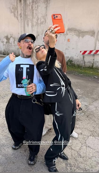 La diseñadora Jessica Trosman y su selfie junto a Adrián Appiolaza