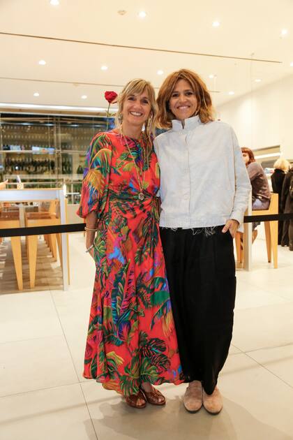 La diseñadora Josefina Helguera y Mery Freytes, embajadora del club de mujeres, Casa Red, y conductora de la presentación de la muestra fotográfica "Lucy, el origen" en el Malba