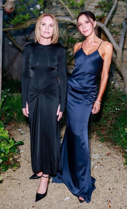 La diseñadora junto a su hermana Louise.