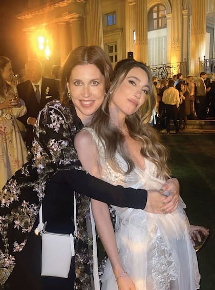 La diseñadora junto
a su prima hermana,
la escritora Victoria
Blaquier