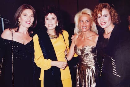 La diseñadora, junto a sus grandes amigas Sofía Neiman, Graciela Borges y Lucía Galán, tras presentar su colección en el Hotel Sheraton en 1997