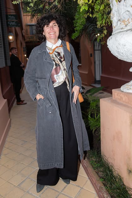 La diseñadora Mariana Dappiano con un trench y pantalón de su marca y pañuelo Ceta.