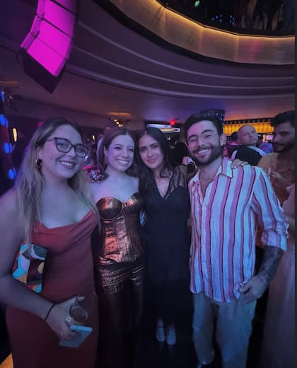 La diseñadora mexicana junto a Hayek y su equipo en la fiesta de presentación de la revista