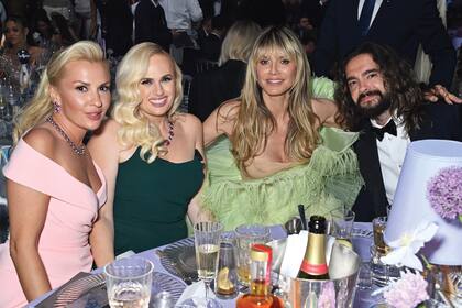 La diseñadora Ramona Agruma y su pareja Rebel Wilson se sentaron en la misma mesa que Heidi Klum –con un look decorado con plumas, de Georges Hobeika– y su marido, el músico Tom Kaulitz.