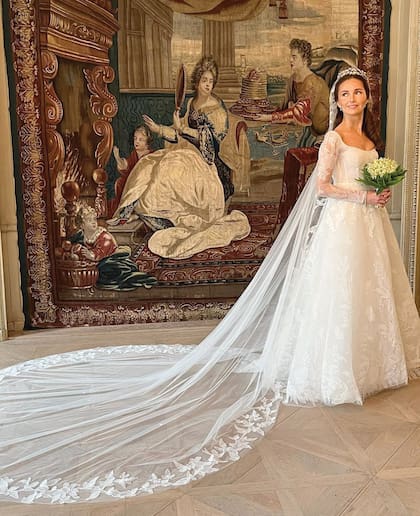 La diseñadora Reem Acra realizó el vestido de la novia. Tenía una falda évasée, con cuello redondo y manga larga. El velo, de Woná Concept, de Ucrania, incluyó elementos holandeses, canadienses y bávaros bordados. Sohpie llevó el pelo semirrecogido, con una tiara de brillantes y pendientes largos.