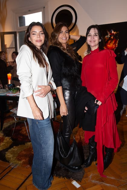 La diseñadora Romina Pigretti (ex mujer del empresario Federico Lore), con su amiga Juliana Awada y la diseñadora Sandra Hillar, creadora de la galería Satsch.