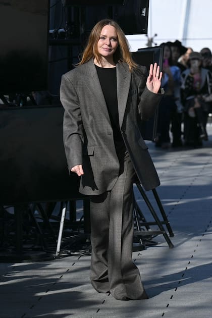 La diseñadora Stella McCartney agradece los aplausos al final de su desfile de la colección Prêt-à-porter Mujer Otoño-Invierno 2024/2025 en el marco de la Semana de la Moda de París.