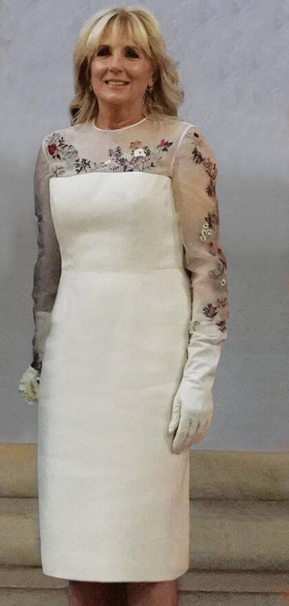 La diseñadora uruguaya Gabriela Hearst le confeccionó ambos vestidos, que Jill usó con 100 días de distancia.  La firma LW Pearl se encargó de bordar en el escote (está confeccionado en organza de seda) flores que representan todos los estados del país