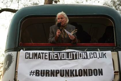 La diseñadora Vivienne Westwood protestó contra la muestra Punk London junto a su hijo, Joe Corre