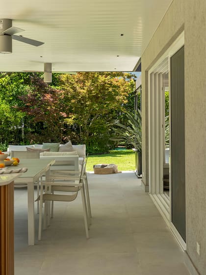 La disposición anterior era incómoda para la circulación. Ahora, la barra es ideal para charlas informales alrededor de la parrilla y todavía queda espacio para una amplia mesa y un living.