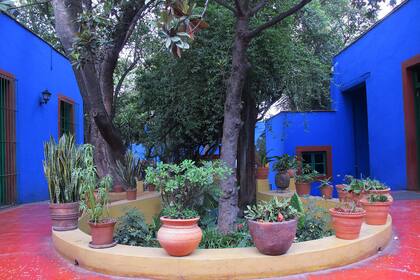 La disposición de la casa alrededor de un atrio central se remonta a la tradición de los patios interiores en las casas de las primeras generaciones de españoles viviendo en México