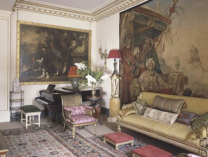 La disposición de las habitaciones y la agrupación de su contenido sigue siendo muy similar a la de la época de la reina Isabel La Reina Madre, con importantes obras de la colección de arte de Su Majestad en sus posiciones originales.
