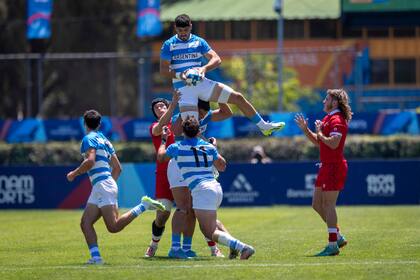 La disputa de la pelota en el partido de Rugby Seven entre Argentina y Canadá